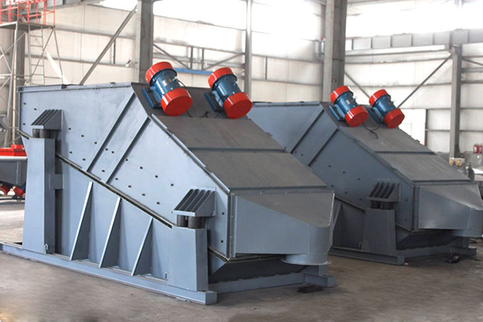 ZSG礦用振動(dòng)篩采用雙電機(jī)振動(dòng)，電機(jī)位置安裝在頂部，便于更好的傳遞振動(dòng)力。